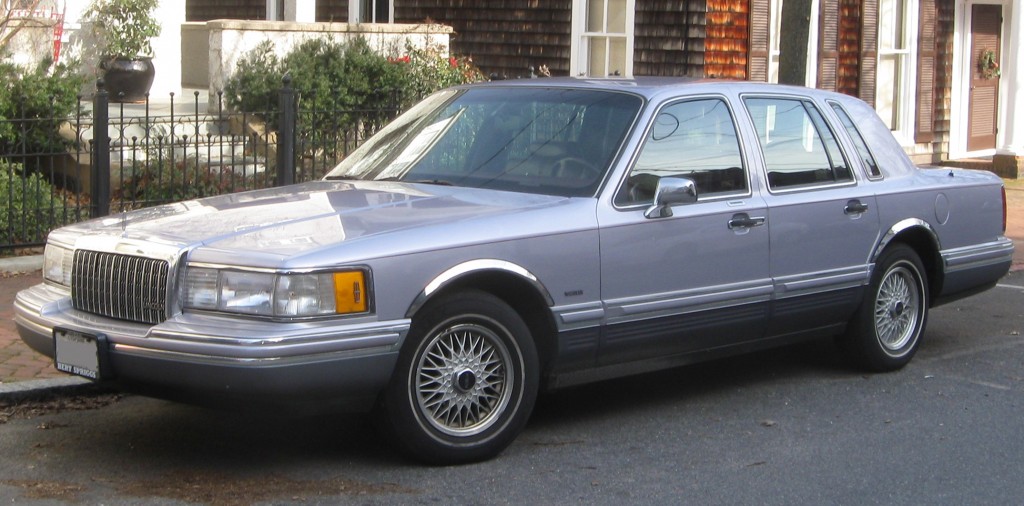 1993-1994_Lincoln_Town_Car_--_01-27-2010